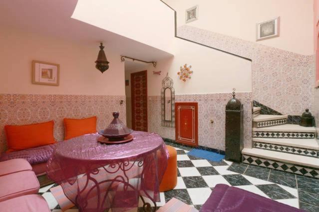 Maison Riad Traditionnel Idealement Situe A Marrakech Marrakesh Bagian luar foto