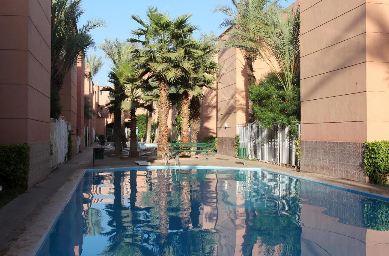 Maison Riad Traditionnel Idealement Situe A Marrakech Marrakesh Bagian luar foto