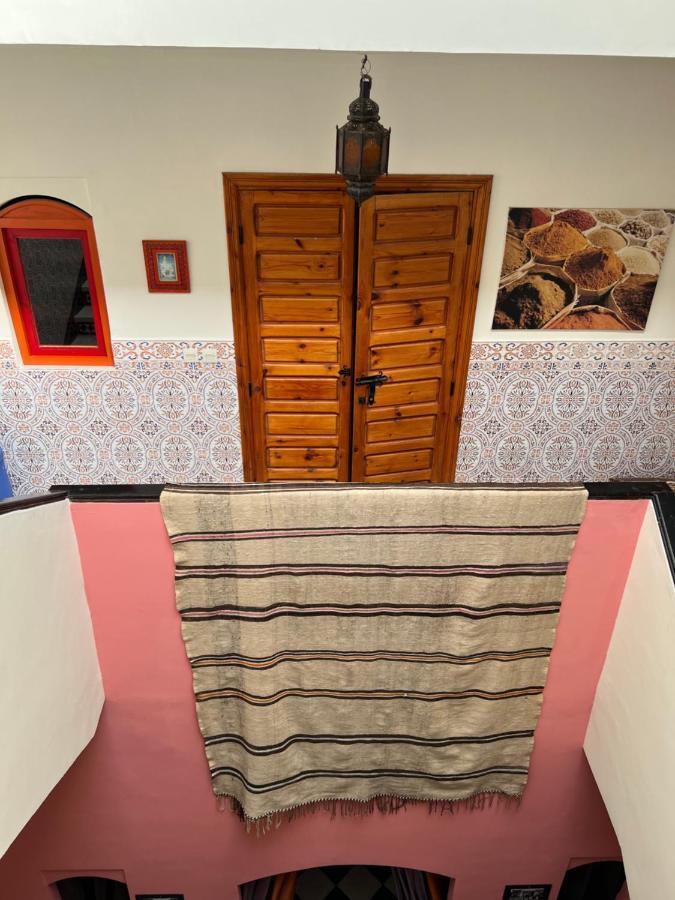Maison Riad Traditionnel Idealement Situe A Marrakech Marrakesh Bagian luar foto