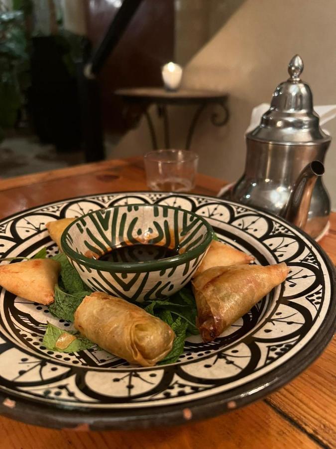 Maison Riad Traditionnel Idealement Situe A Marrakech Marrakesh Bagian luar foto